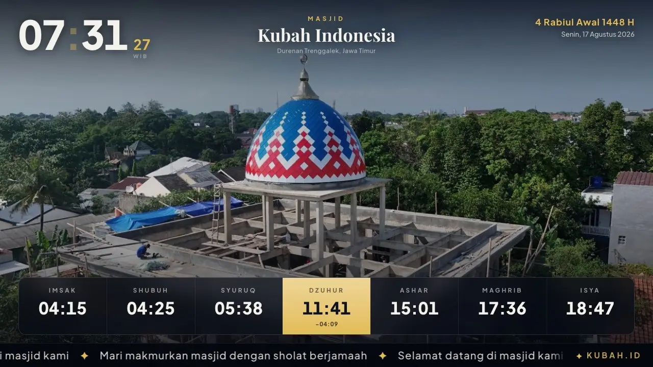 Layar TV masjid menampilkan tema Purnama — jam besar, foto masjid layar penuh, dan tujuh waktu sholat